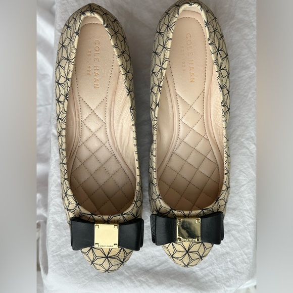 Cole Haan Tali Grand Bow Wedge, Cream Black geometric print, size 7.5B - Picture 9 of 11